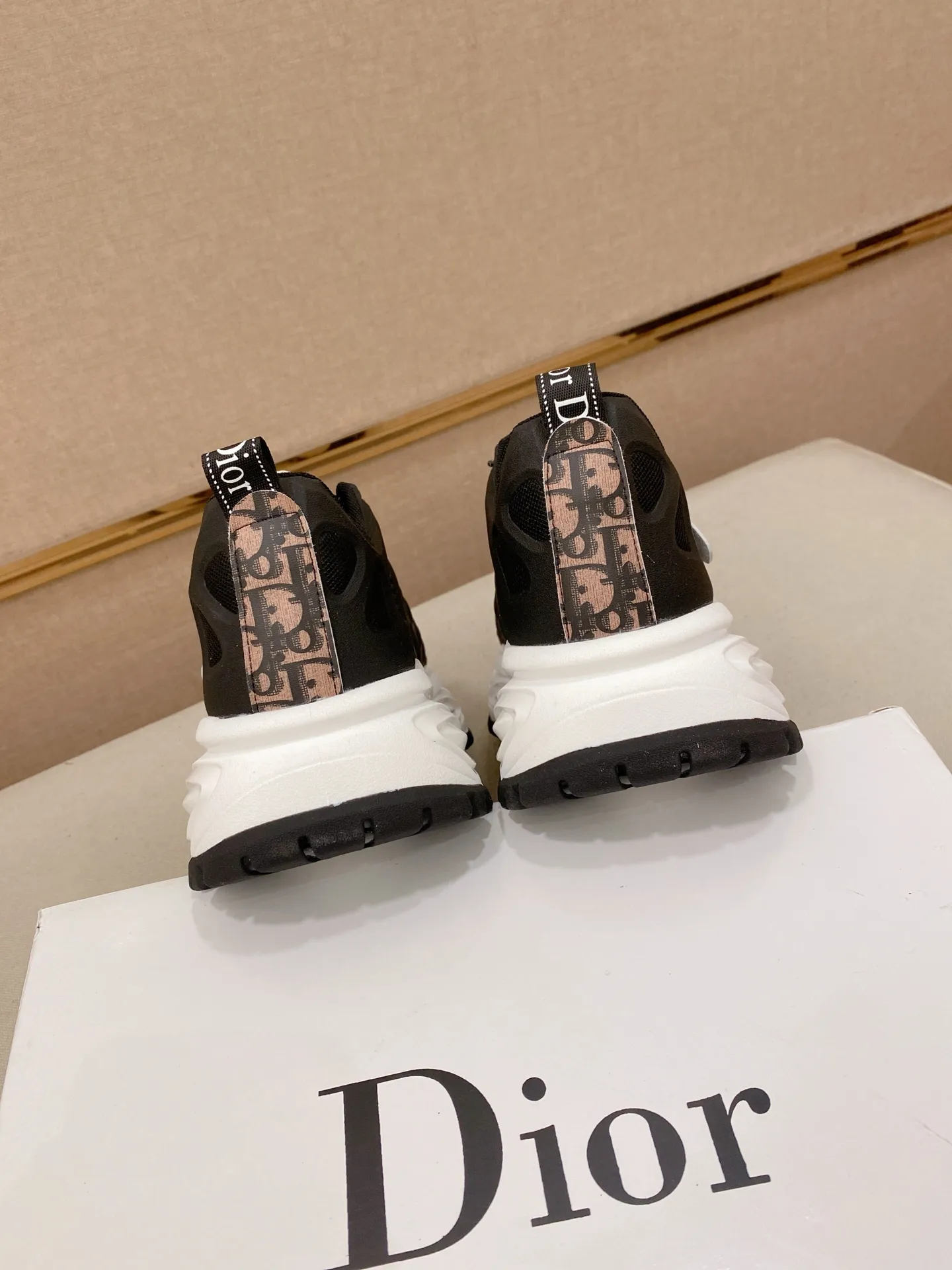 Men's shoes💰 462💰🇮🇹🇮🇹Dior d The new model is on sale at the same time at the counter. The upper 🇮🇹 is imported Italian first-layer cowhide, and the lining is fully imported sheepskin 💪💪. It is a complete 1⃣️ to 1⃣️ replica 🇮🇹💪💪, ⚠ Sole: The original sole is specially provided by the original factory. The exclusive movable molded sole is super comfortable. ⚠Original factory single goods, 🔍🔍high quality, you can enter and leave the counter at will, welcome to compare⚠. Code number:38-44